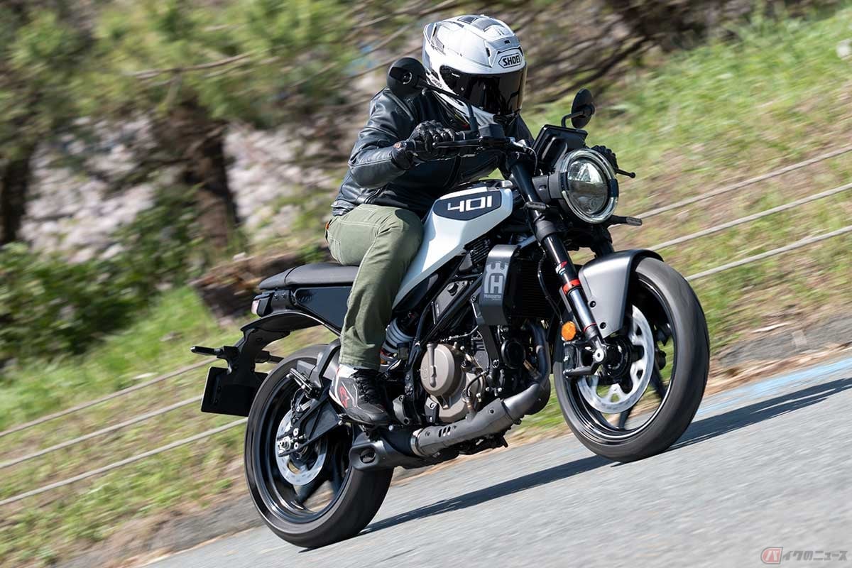 ハスクバーナ・モーターサイクルズ「VITPILEN 401」(2024年型)に試乗する筆者(中村友彦)