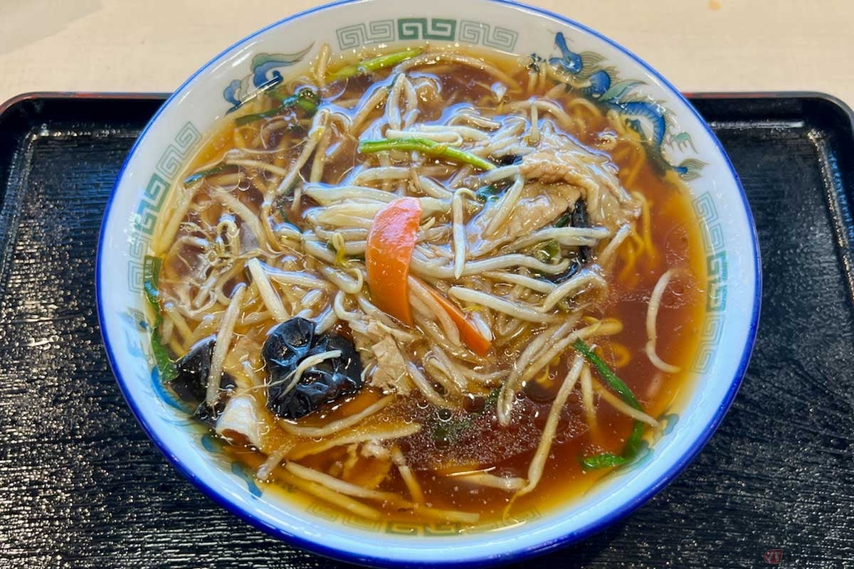 夜の首都高「大黒PA」で食した「サンマーメン」(1000円)は、「あんかけ増量!」とのこと。肉、野菜などの具材もたっぷり。麺も醤油スープに絡んで旨し!