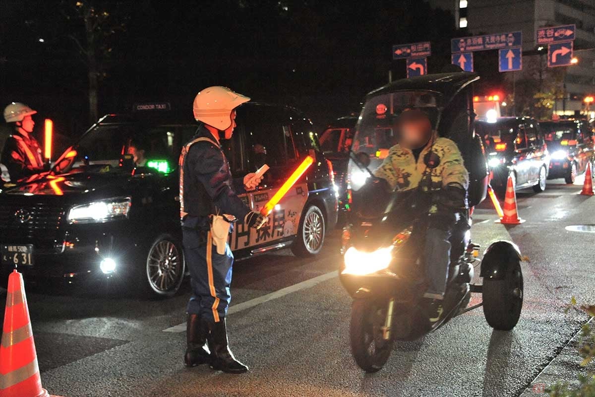 片側3車線を1車線に規制して行なわれた飲酒検問。今年はバイクを含む自転車、特定小型のためのスペースができた(撮影=中島みなみ)