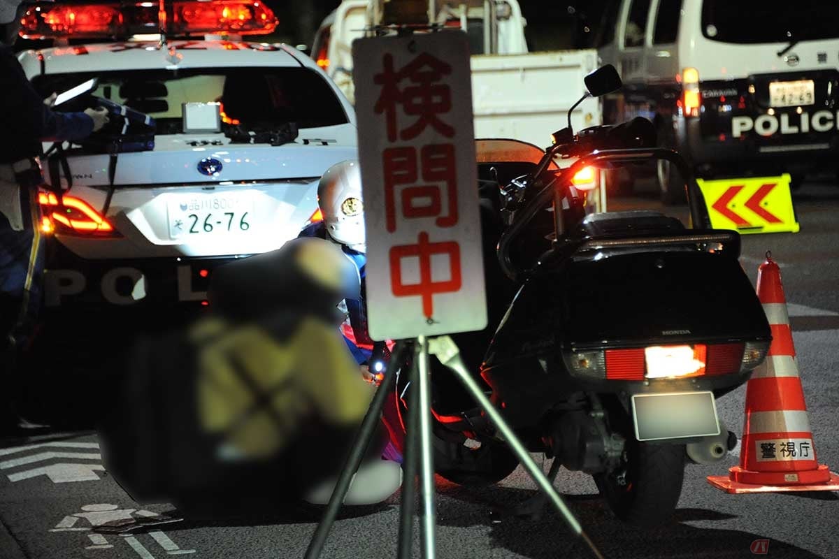 飲酒運転以前に、テールライトのカバーが破損して、他車から赤色のストップランプが確認できないことが問題だった(撮影=中島みなみ)