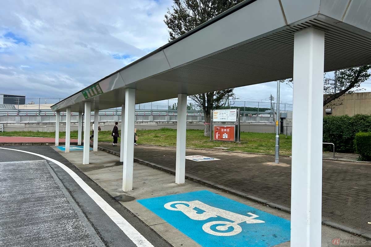 休日にはバイクでの利用者も多く、屋根が設置された2輪専用の駐車スペースは格段に長い!