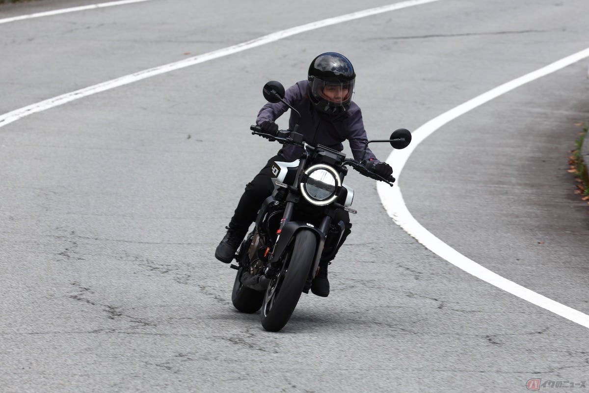 一般社団法人日本二輪車普及安全協会によれば、ワインディングでは「左端の白線から1mを目安に走る」とよいとされている