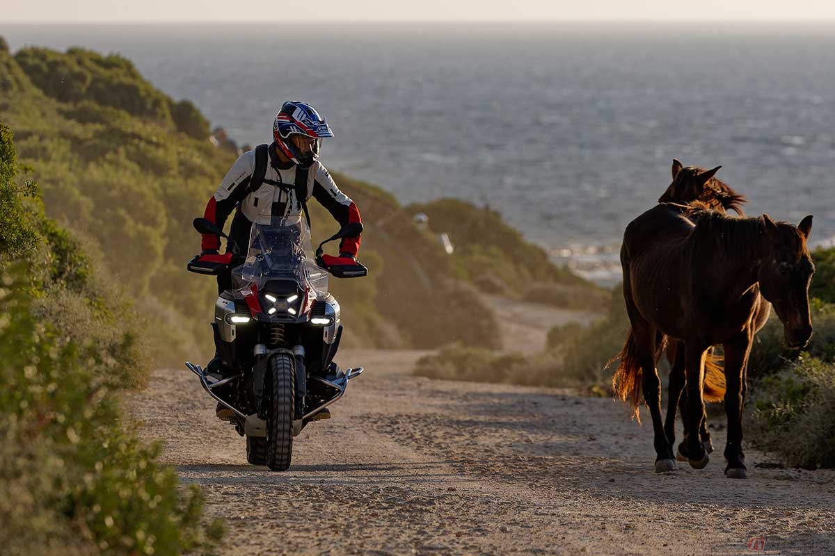 BMW Motorrad新型「R 1300 GS Adventure」に試乗する筆者（松井勉）