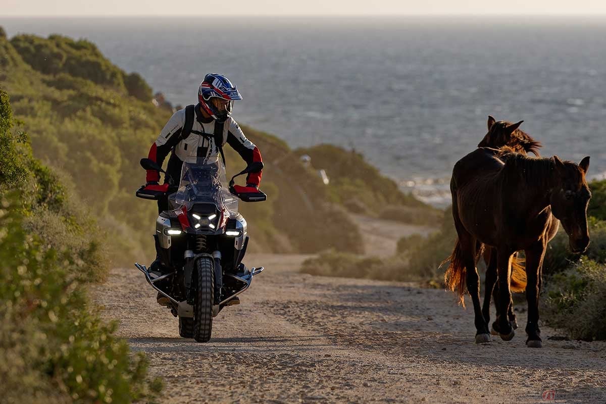 BMW Motorrad新型「R 1300 GS Adventure」に試乗する筆者(松井勉)