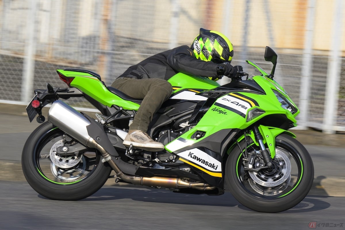 『Ninja ZX-4RR KRT EDITION』で公道試乗 を行った筆者(青木タカオ)