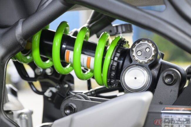 ヨンヒャク4発独占中のカワサキZX-4RRは大型キラーの万能バイクだ