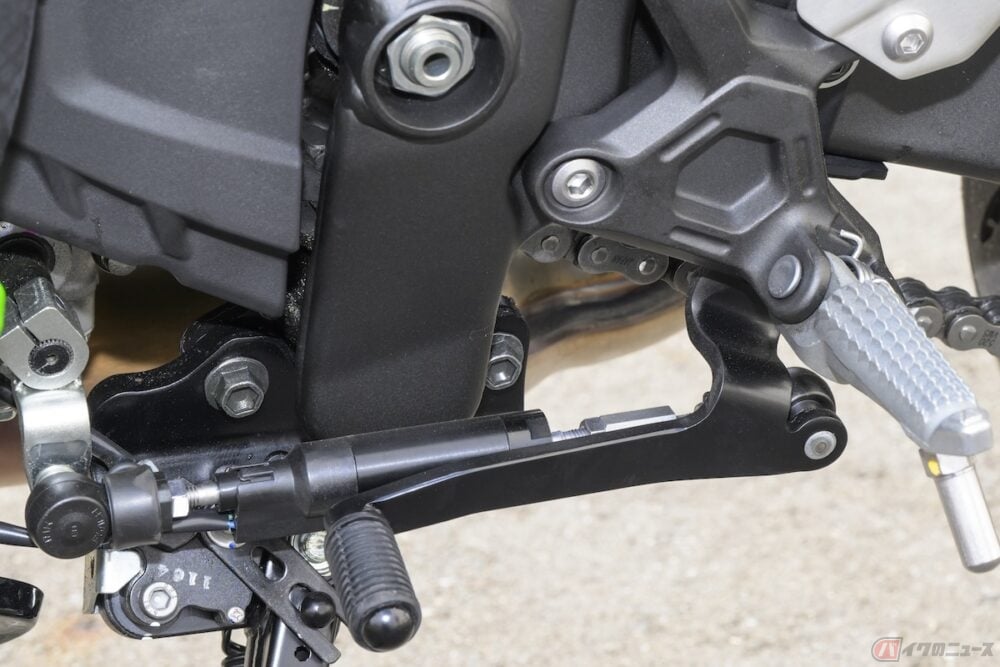 ヨンヒャク4発独占中のカワサキZX-4RRは大型キラーの万能バイクだ
