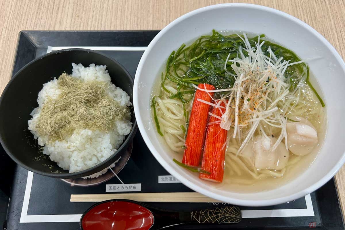 東関道「酒々井PA」(下り)で発見した「昆布とホタテの塩ラーメン<国産とろろ昆布ご飯付き>」(1300円)は、ラーメンとご飯のセットでボリュームはあるが、和風だしと塩味は胃もたれなどせず、最後まで美味しく完食することができた