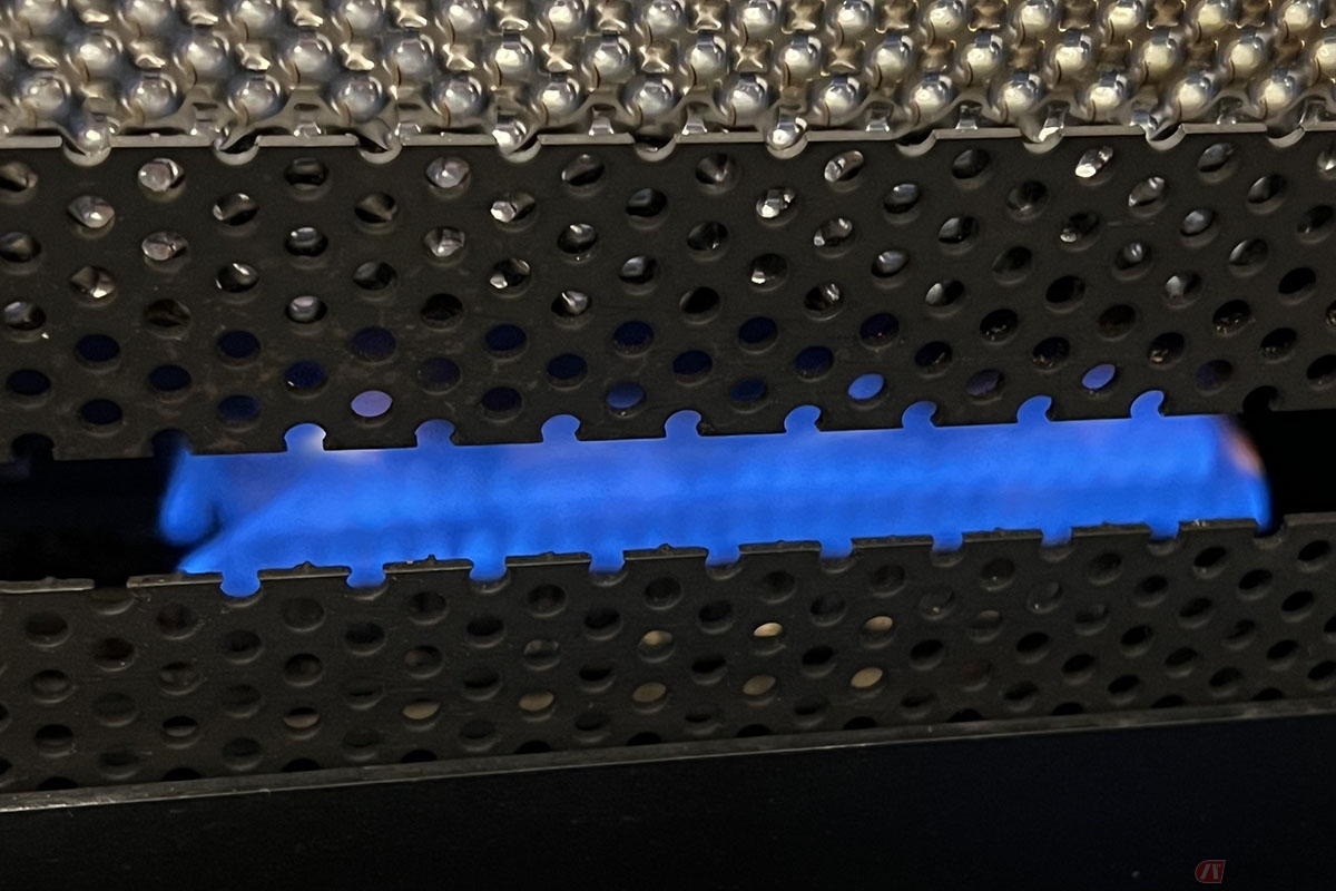 筆者（黒田悟志）が使用する「直火（ちょっか）式」の焙煎機。構造的にどうしても焼きムラが起こりやすいため、均一に焙煎するには経験値が必要になります