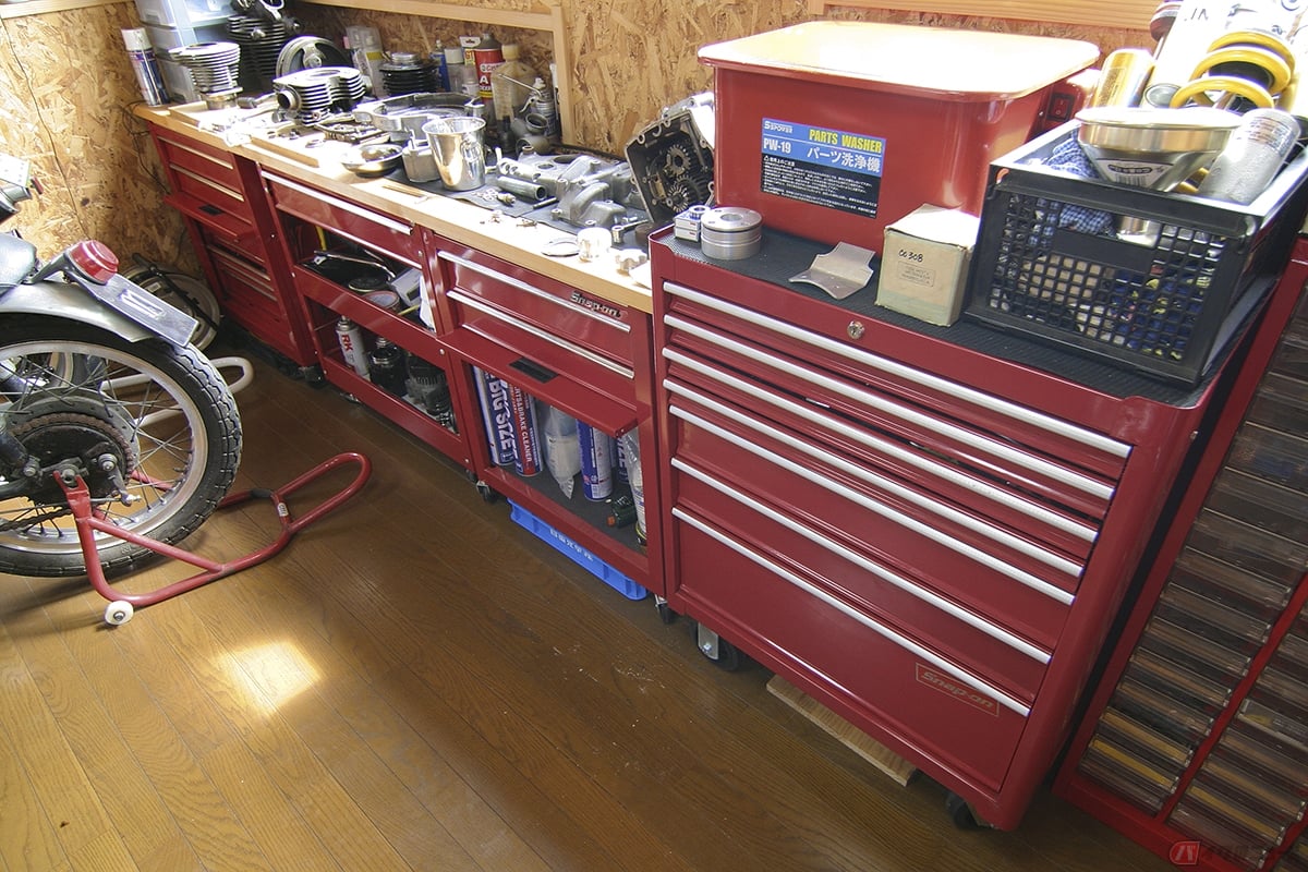 jpg,過去に取材させて頂いたガレージオーナーさんの作業台になります。引き出し付きの部品棚と工具箱は、高さが同じ商品で統一されています。工具ショップのシリーズ商品には、このような使い方を想定した商品ラインナップが増えています