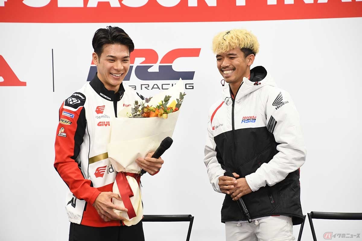 シートを継ぐチャントラ選手から、中上選手へ花束が手渡された