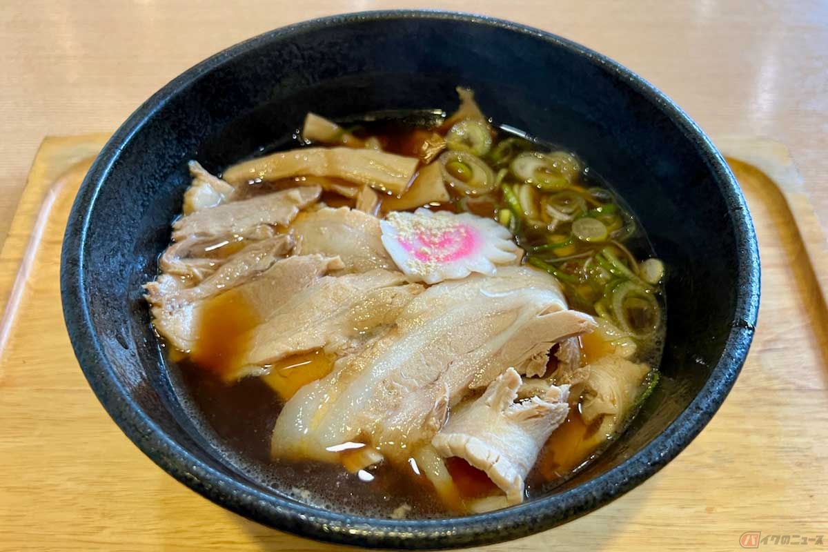 北陸道「神田PA」(上り)で食した「高山チャーシューメン」(940円)は、見た目は普通のチャーシューメンだが、その柔らかさと旨さに感動。まろやかな醤油スープも絶品だった