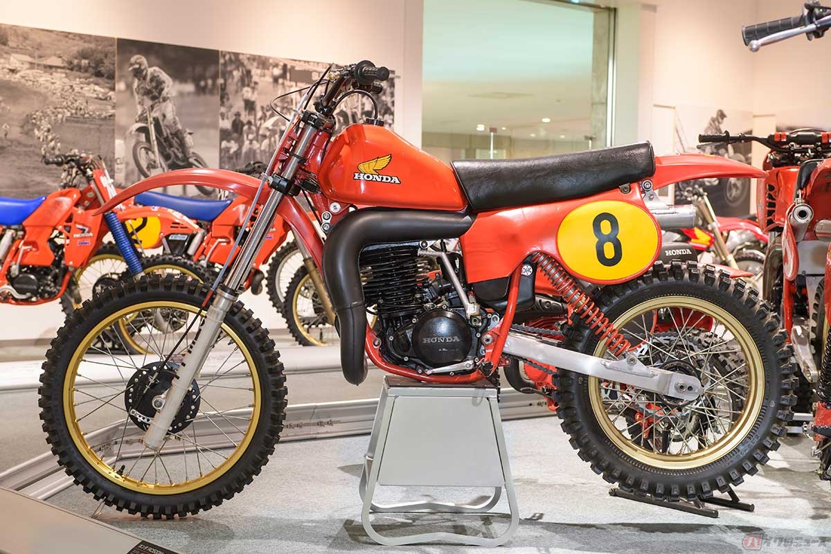 車体のサイズは現代的なモトクロスバイクに近いリア2本ショックの最終年モデル