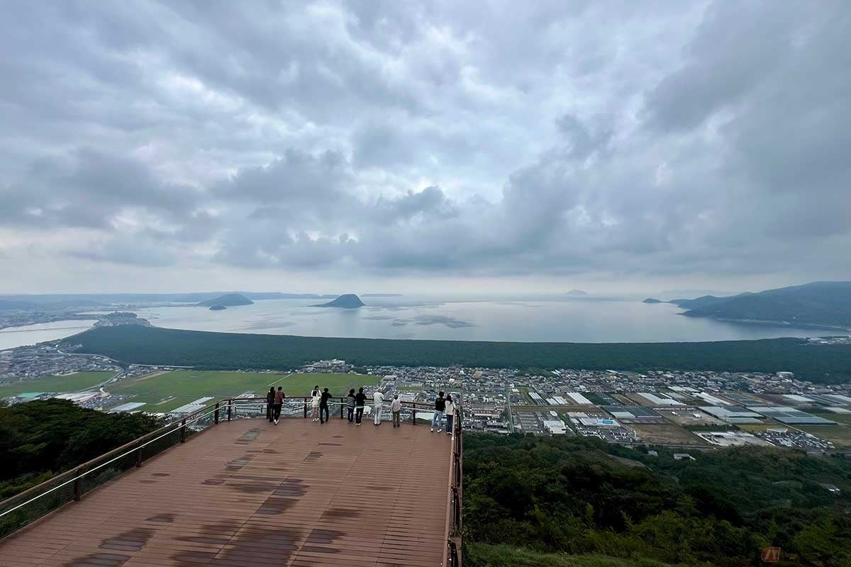 舞台のように突き出た「鏡山展望台」のテラス。目の前には唐津湾の絶景が広がります