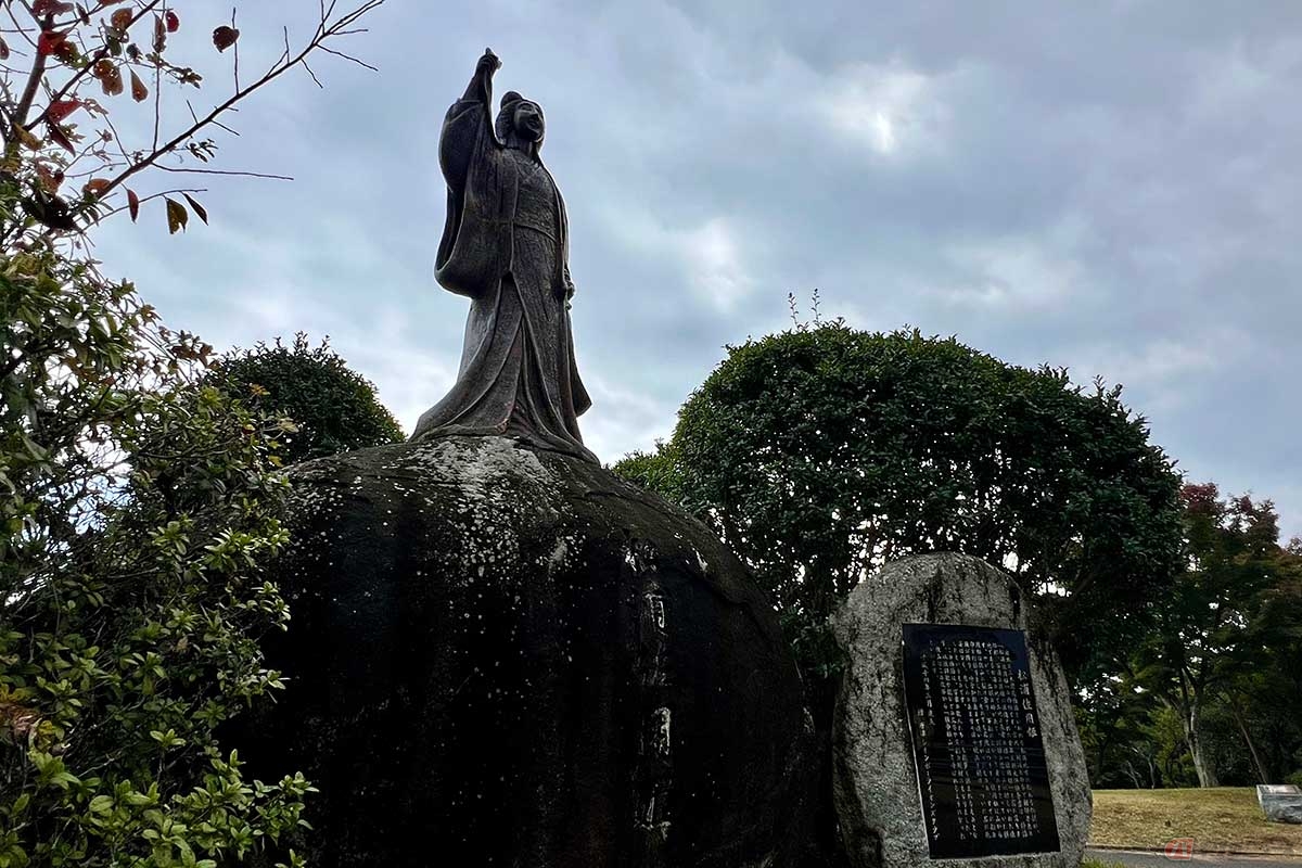 展望台のすぐそばに、日本三大悲恋物語のヒロインである松浦佐用姫の像が立っています