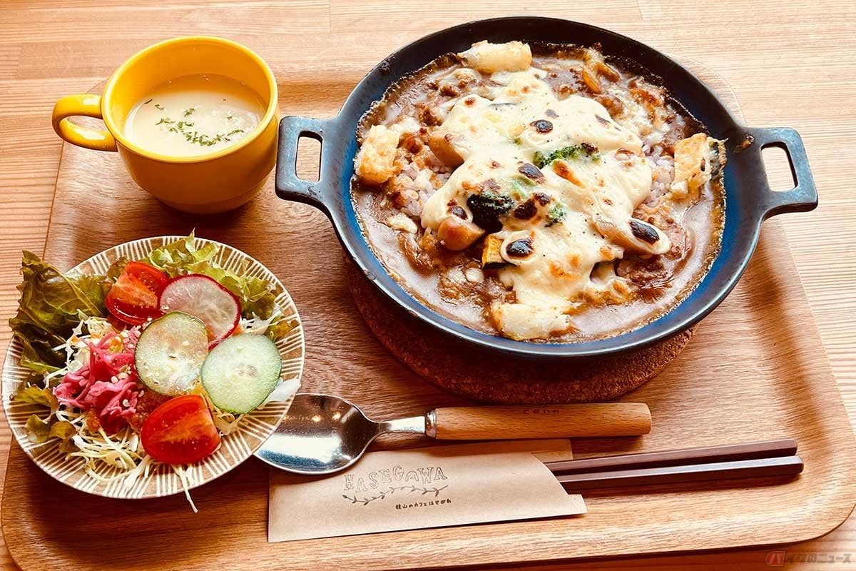 「HASEGAWA~鏡山のカフェはせがわ~」の「スペシャルドリア」。サラダとコーンスープが付いてきます。鉄板で提供されるドリアは食べ終わるまで熱々です