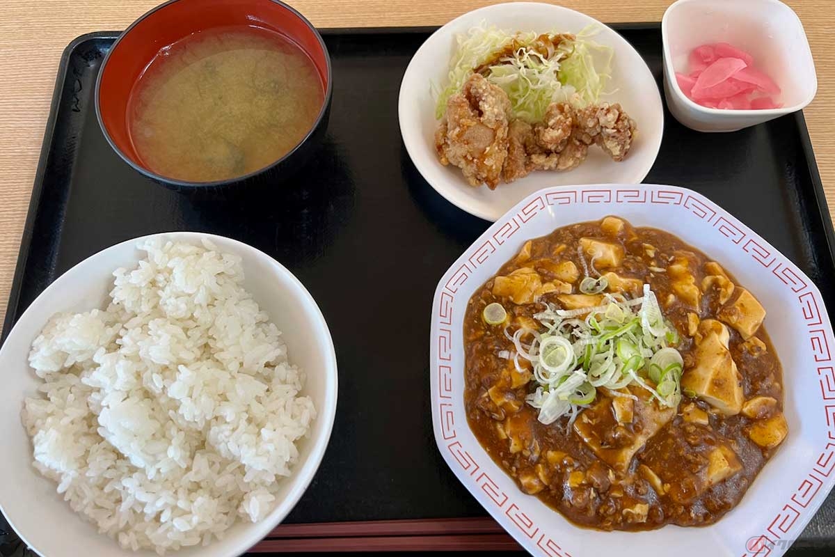 東名高速「鮎沢PA」(下り)でいただく「マーボー定食」(890円)は、四川風とは異なり辛さの少ない、昔ながらのまろやかな味わい。ご飯がバクバク進む、懐かしい食堂の味。漬物はセルフサービス。ライスと味噌汁はおかわり自由