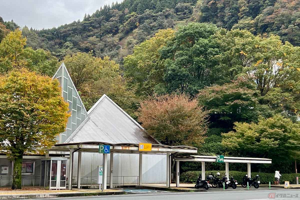 山に囲まれた「鮎沢PA」(下り)には、屋根が設置された2輪専用の駐車スペースも確保されている