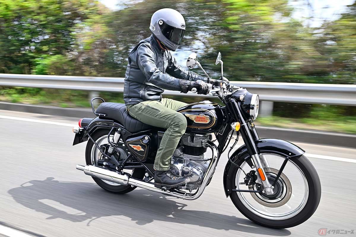 ロイヤルエンフィールド「Bullet 350」(2024年型)に試乗する筆者(中村友彦)