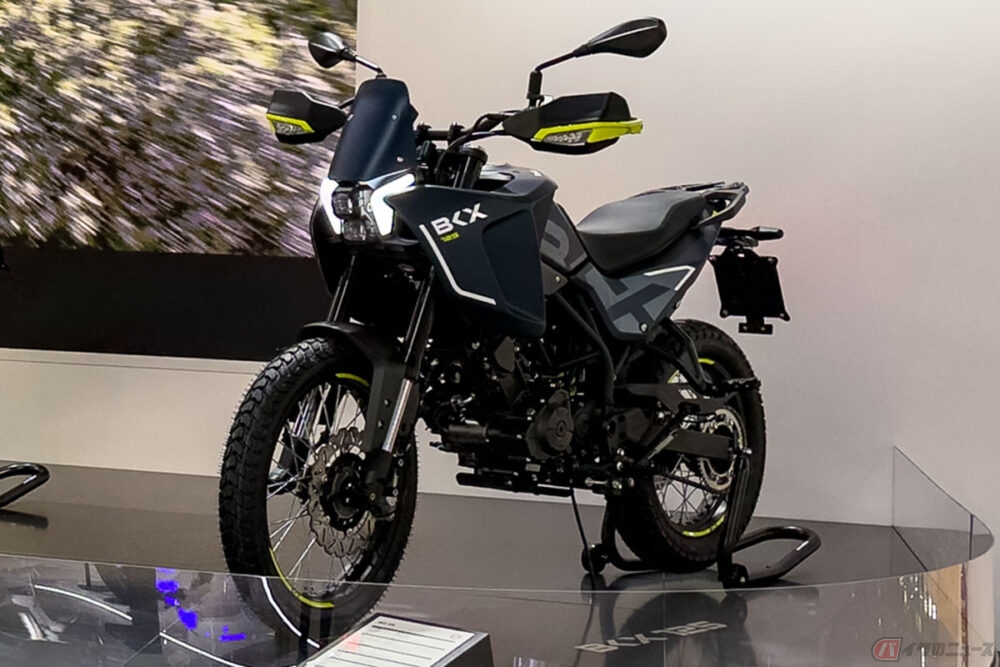 希少な原付二種アドベンチャー!! ベネリ「BKX125」公開 | バイクのニュース