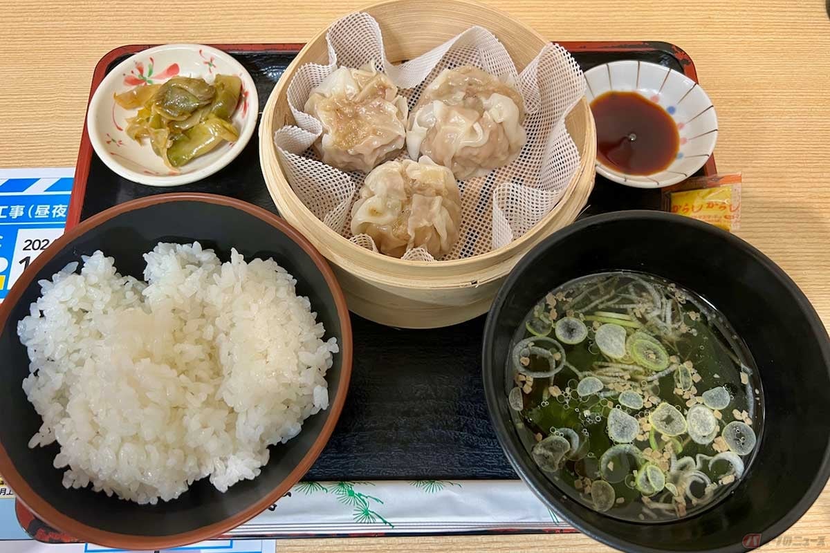 東名高速「港北PA」(上り)で数量限定の「はまぽーく焼売定食」(今だけ980円)は、ベイスターズ優勝記念メニューとのこと。焼売は大きくてジューシー!