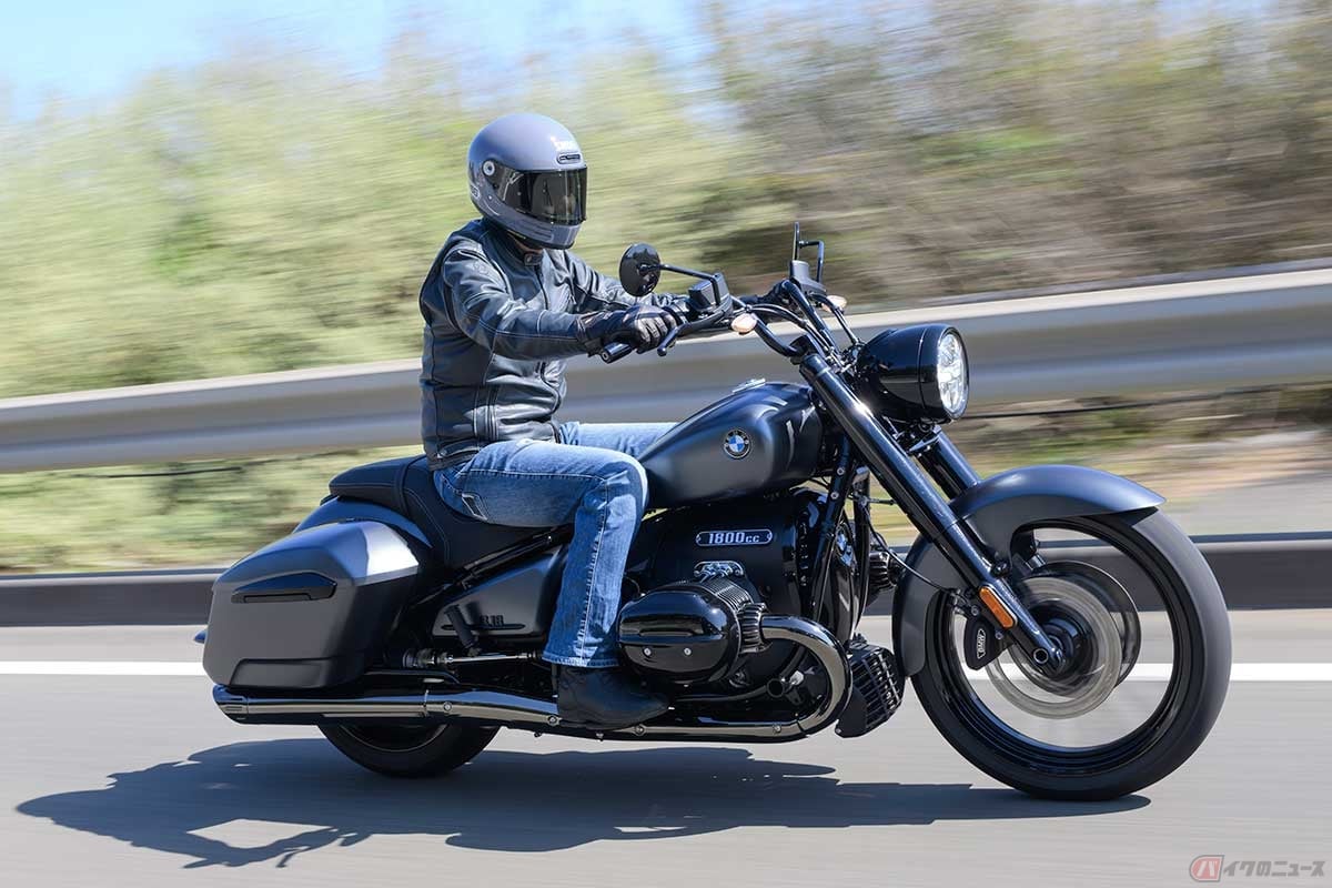 BMW Motorrad「R 18 Roctane」に試乗する筆者(中村友彦)