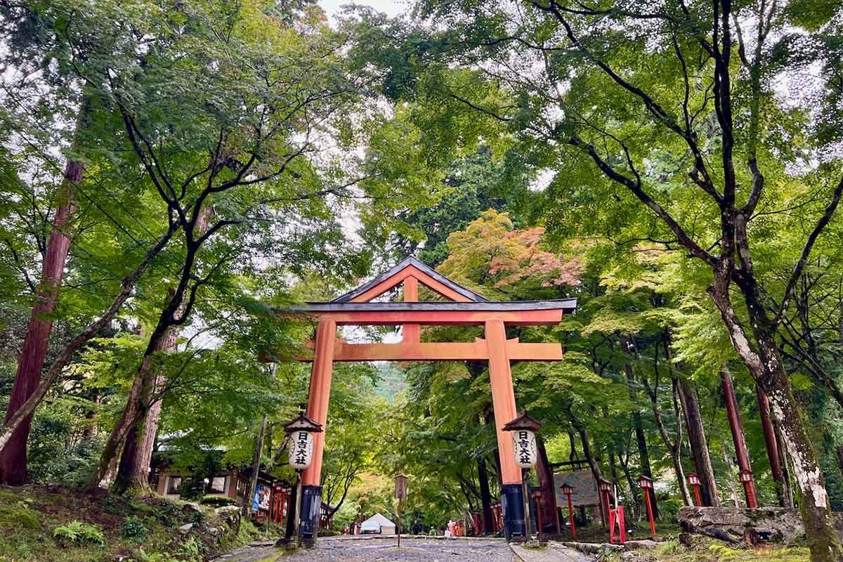 比叡山「延暦寺」の麓にある「日吉大社」は、約2100年前に建立された比叡山の山の神様。三角形の「山王鳥居(さんのうとりい)」は東に向かって伊勢神宮など東日本の神々を、西に向かっては西日本の神々を、それぞれ拝むことができる