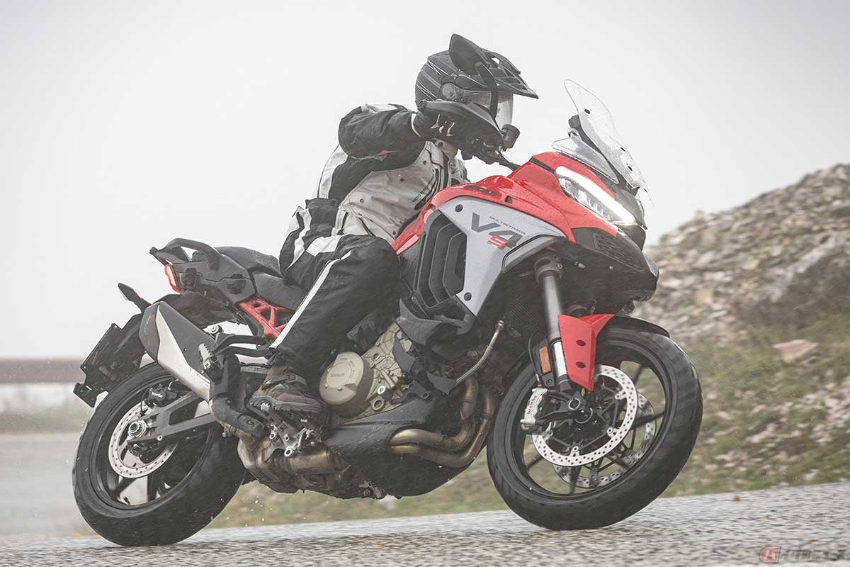 ドゥカティ新型「Multistrada V4 S」(2025年モデル)に試乗する筆者(ケニー佐川)