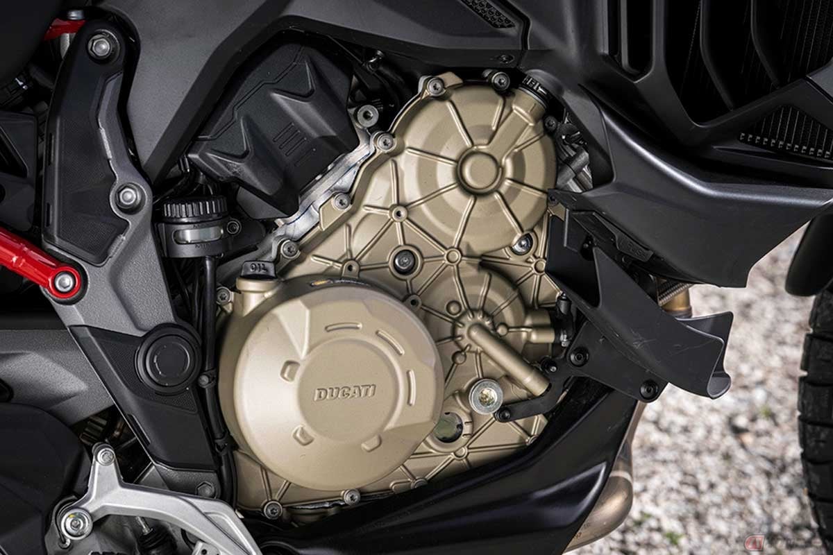 排気量1158ccの170ps/10500rpmを発揮する水冷90度V型4気筒DOHC4バルブエンジン。MotoGPテクノロジー由来の逆回転クランクを採用。停止時だけでなく低回転・低速走行時に後方バンクの2気筒を休止して燃費や排ガス、ライダーへの熱を緩和する機能が追加された