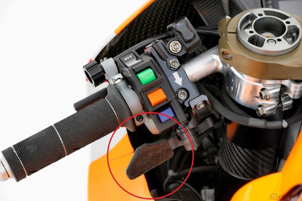 左ハンドルバーの下に配置したレバーを親指で押してリアブレーキをかける「サムブレーキ」。画像はホンダのMotoGPマシンRC213V(2022年のマルク・マルケス車)