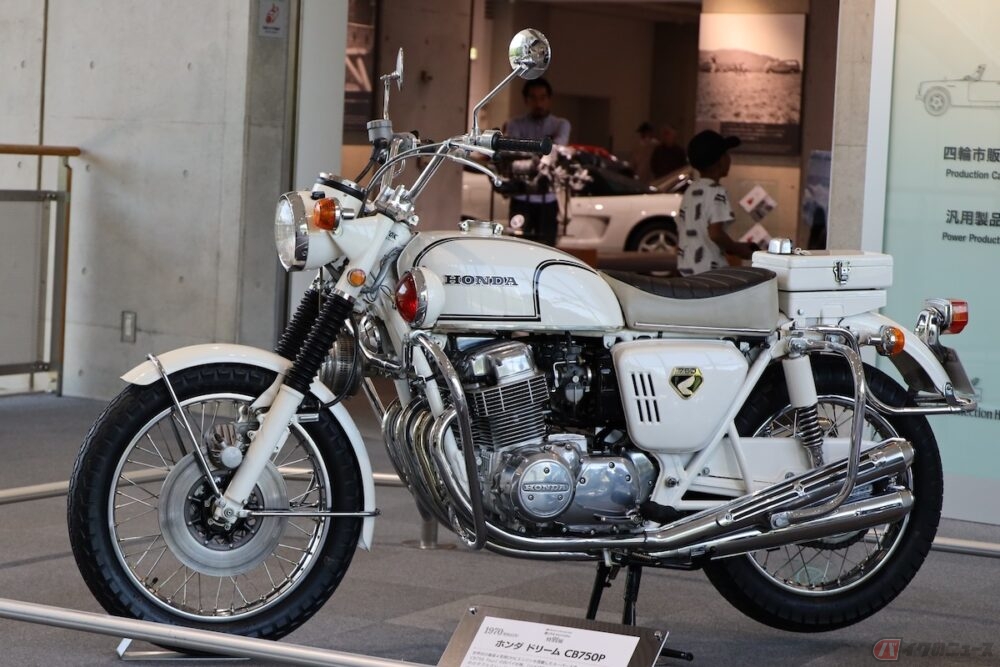 そうだったのか！ 白バイの先祖？「赤バイ」の正体とは | バイクのニュース
