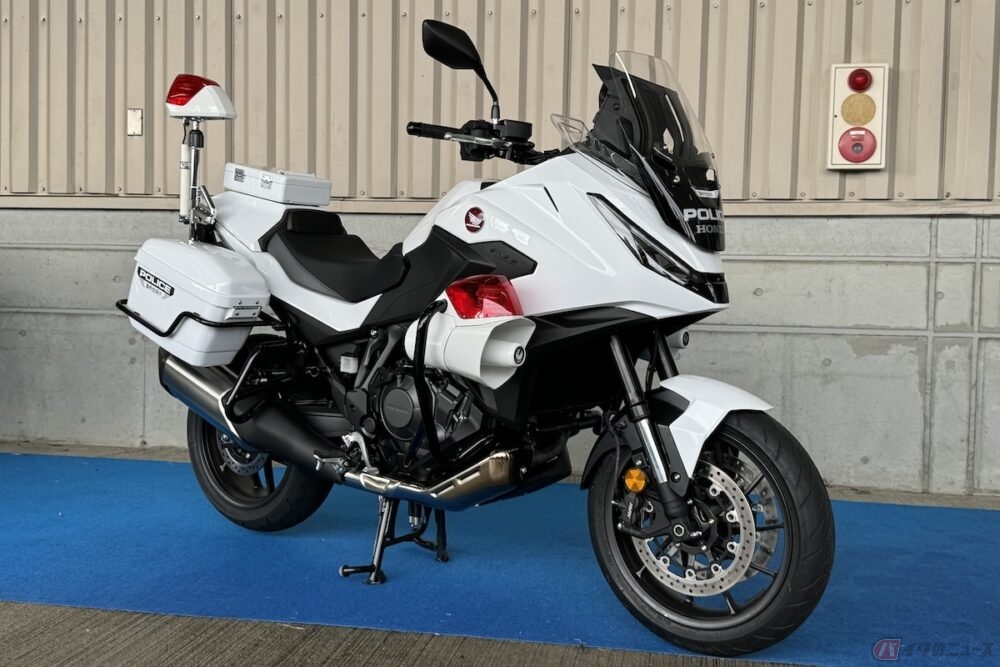 そうだったのか！ 白バイの先祖？「赤バイ」の正体とは | バイクのニュース
