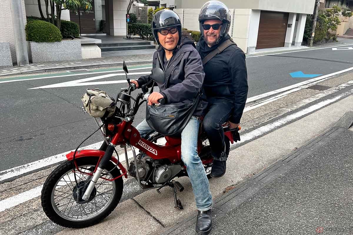 アメリカからやって来た友人をホンダ「CT110」でお迎えに。160kgオーバーのタンデムでJR「逗子駅」から葉山町の店まで走ってきた