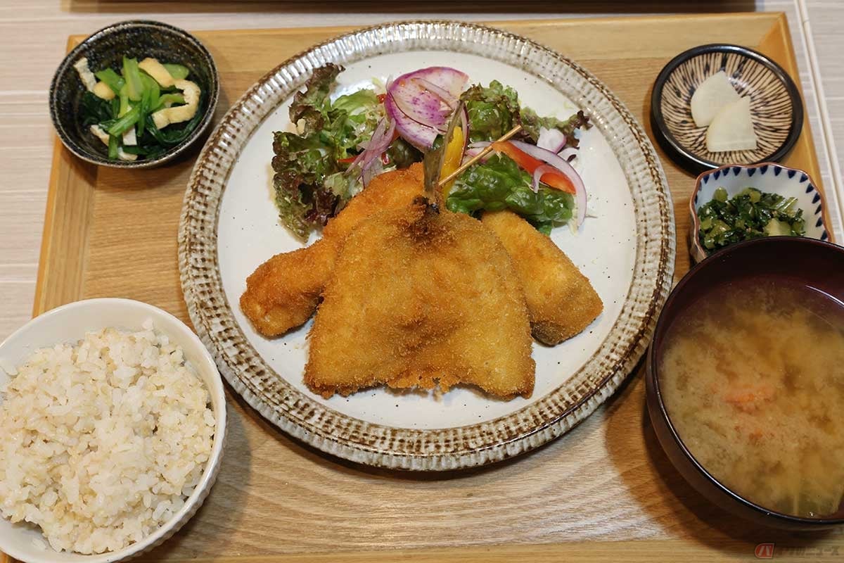 「おせっかい食堂KAINA~海菜」の「究極の鯵フライ入り ミックスフライ定食」は、アジフライはもちろんのこと、「つやみがき米」のご飯と具だくさん味噌汁も美味しい