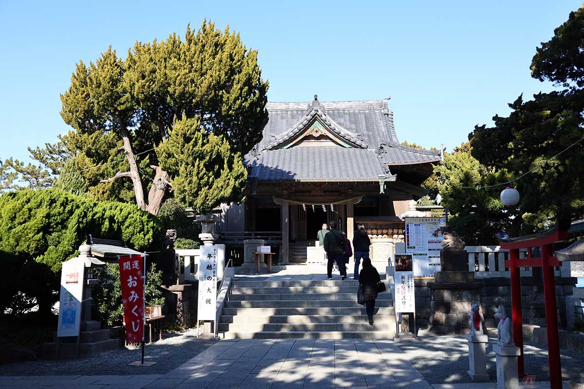 食後はJさんと「森戸神社」へ参拝。晴れた日は相模湾越しに富士山を望めるが、残念ながら曇り