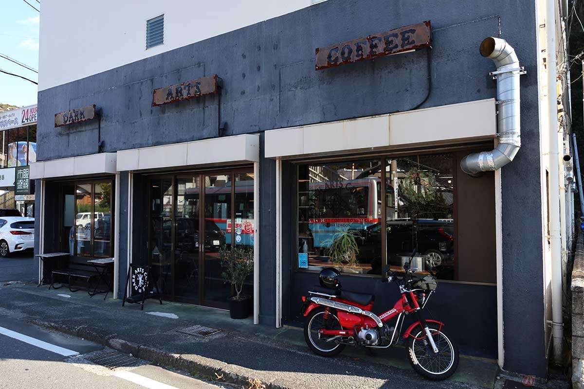 葉山町の長柄交差点近くにある「DARK ARTS COFFEE」へ。ロンドンで人気のカフェ。美味しいコーヒーやビーガンフードが楽しめる