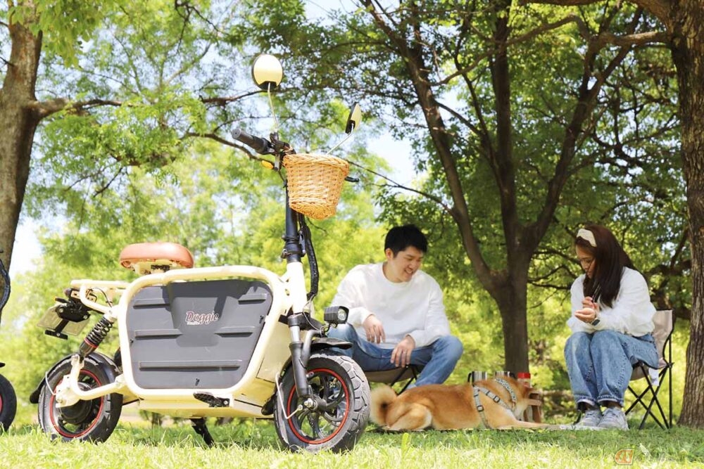愛犬家が開発した愛犬家のための電動原付「Doggie（ドギー）」 新色2色