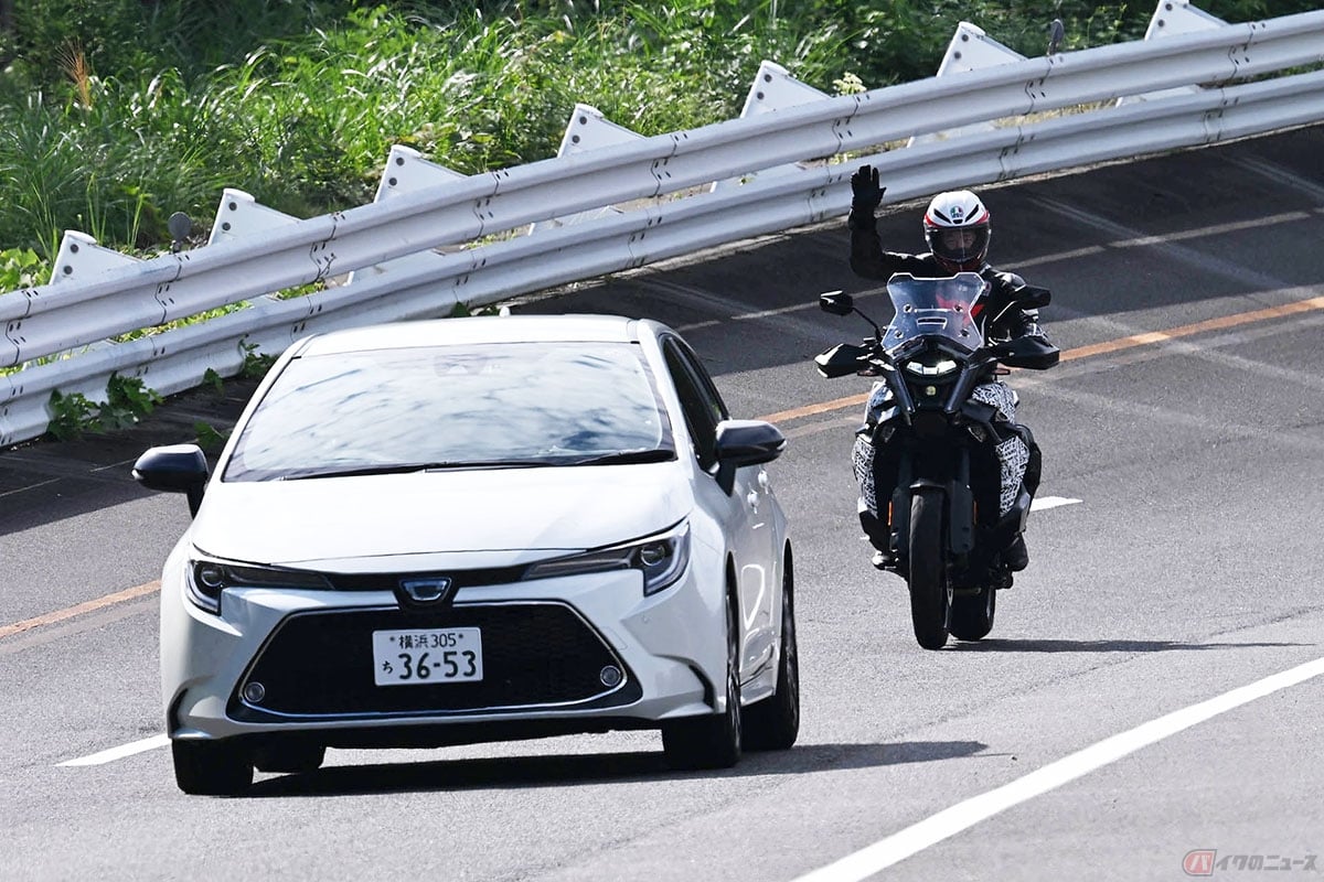 BOSCHのライダーアシスタンスシステム「ACC S&G(アダプティブ クルーズ ストップ&ゴー)」。写真からも分かる通り、ライダーはスロットル、ブレーキの操作をすることなく前車を追従します