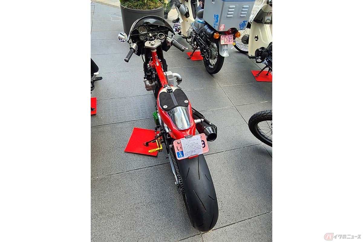 レトロなフロントカウルを装備し、60年代に大活躍したホンダのロードレーサー「RCシリーズ」をオマージュしたスーパーカブカスタム