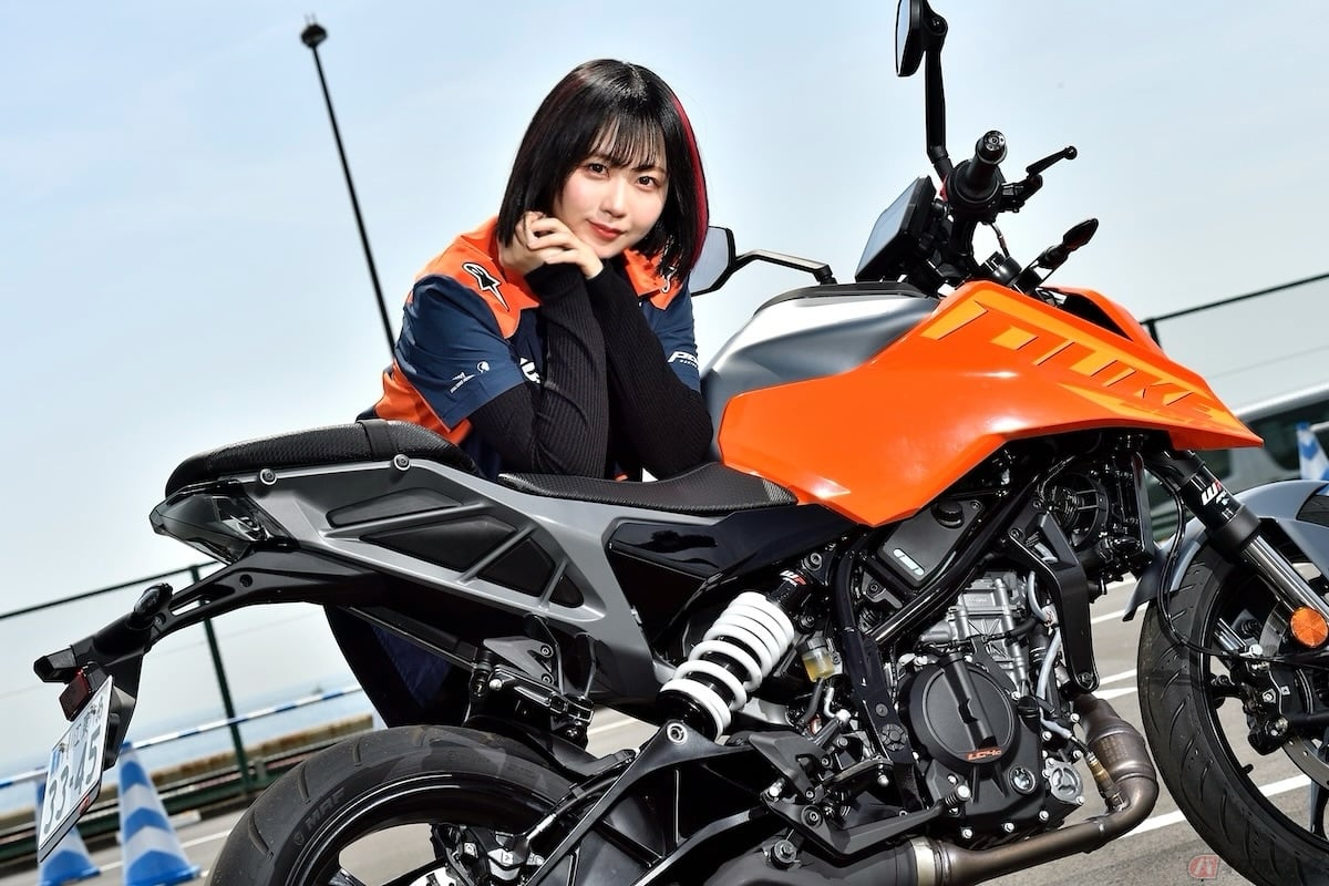 チラリと見えるトレリスフレームがなんともDUKEらしくて好み。そして、リアサスペンションも右側にあり、ルックスは右側からの見た目がメカメカしくてカッコいい!