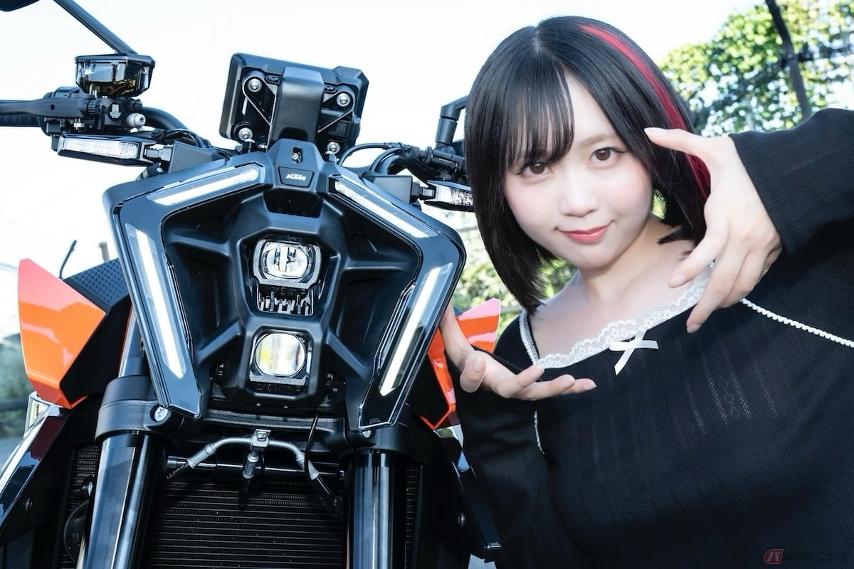 ユーニークなLEDヘッドライトは、中央に縦2眼のLEDヘッドライトが装備されていて、点灯時は近未来的でカッコいい