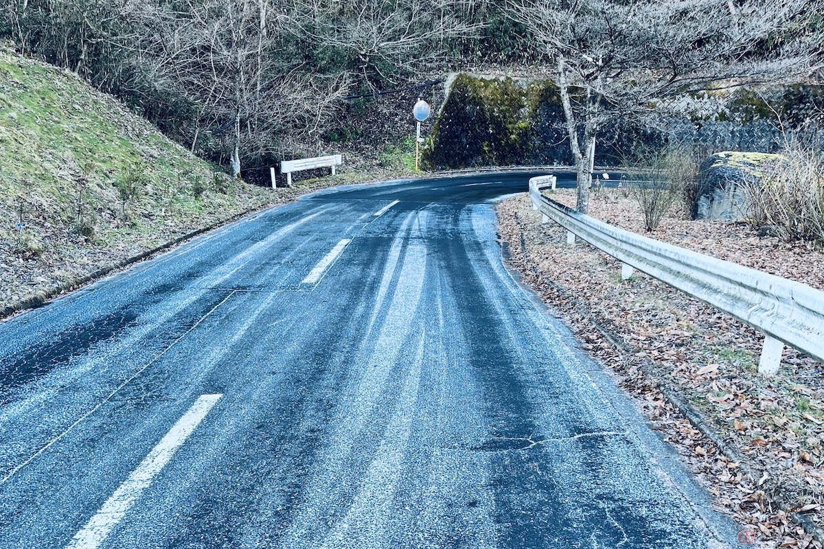 冬から春にかけてのツーリングでは落ち葉にも要注意