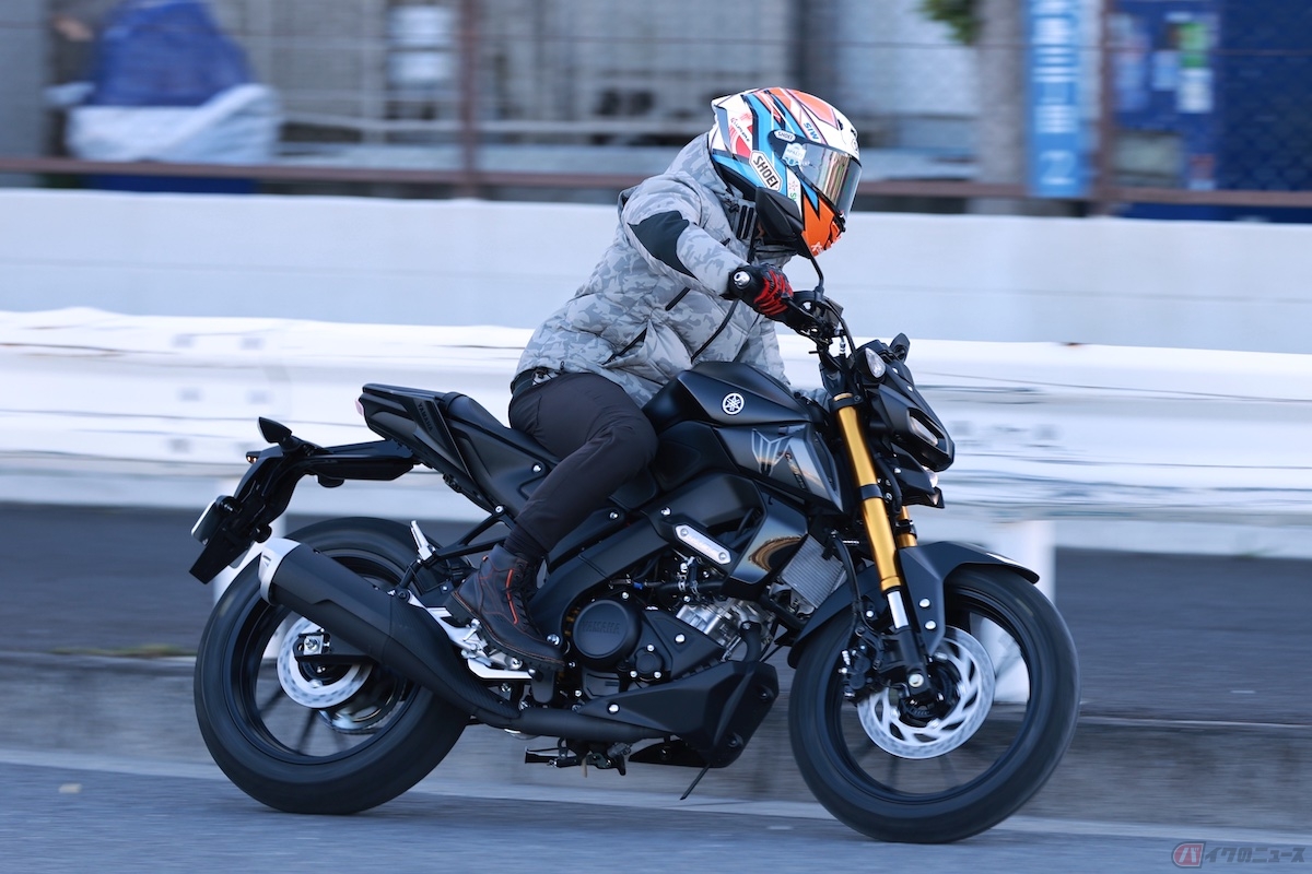 ヤマハ「MT-125」でのライディングを楽しむ石塚健選手
