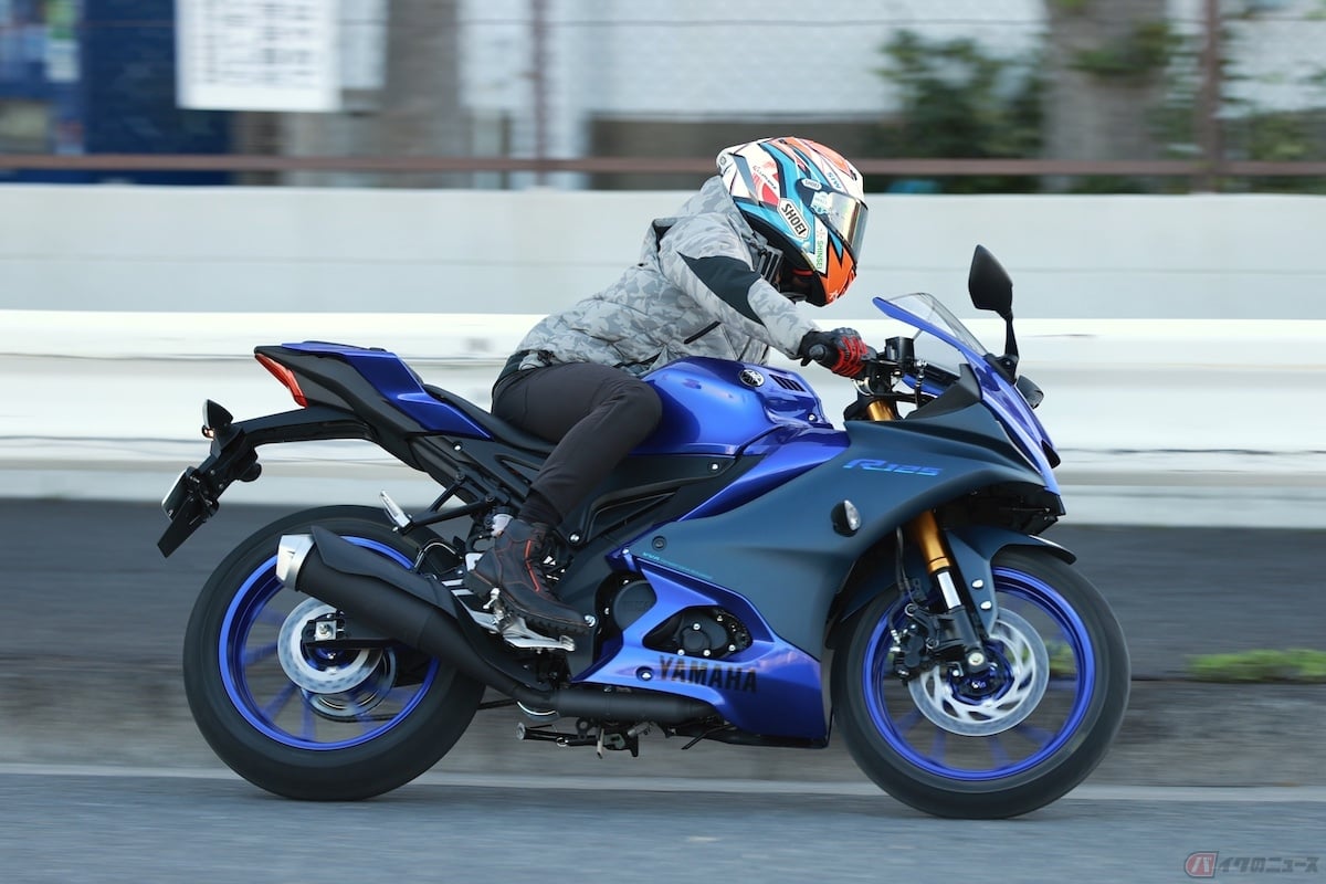 ヤマハ「YZF-R125 」でライディングを楽しむ石塚健選手。スポーティな走りを存分に堪能できる。