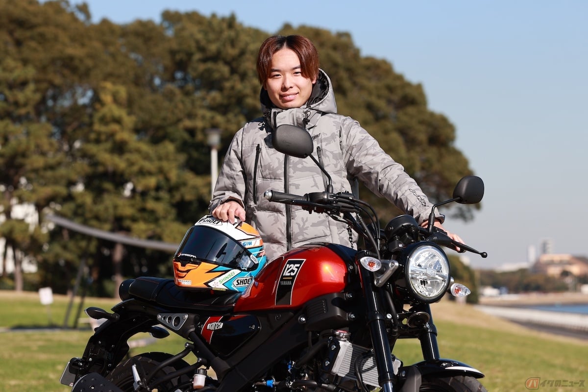 ヤマハ「XSR125 」とレーシングライダーの石塚健選手