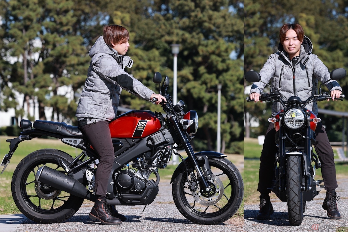 シート高810mmのヤマハ「XSR125 」の足つき。身長165cmの僕が跨がると、かかとが少し浮いてしまう。