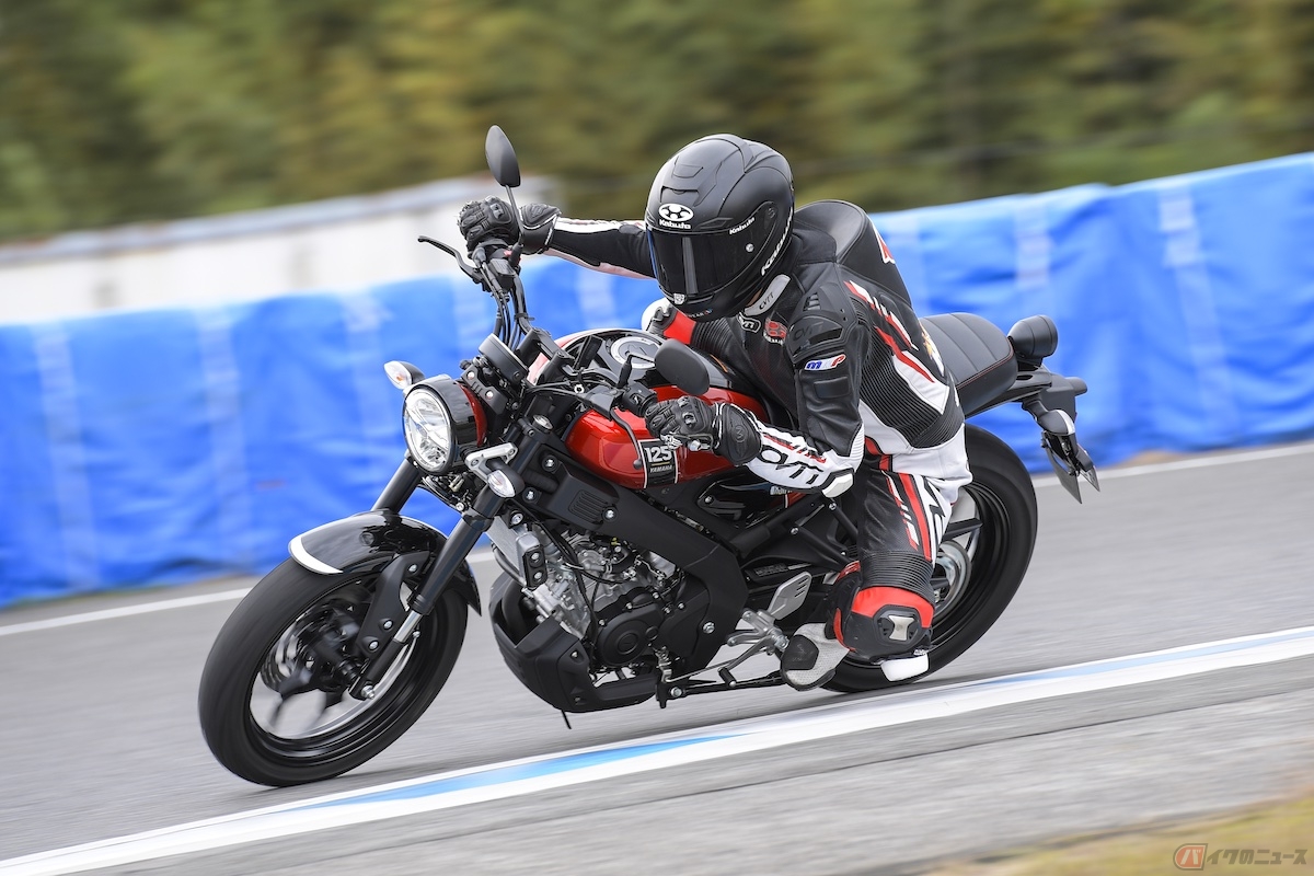ヤマハ「XSR125」の走りをサーキットで楽しむ大久保光選手