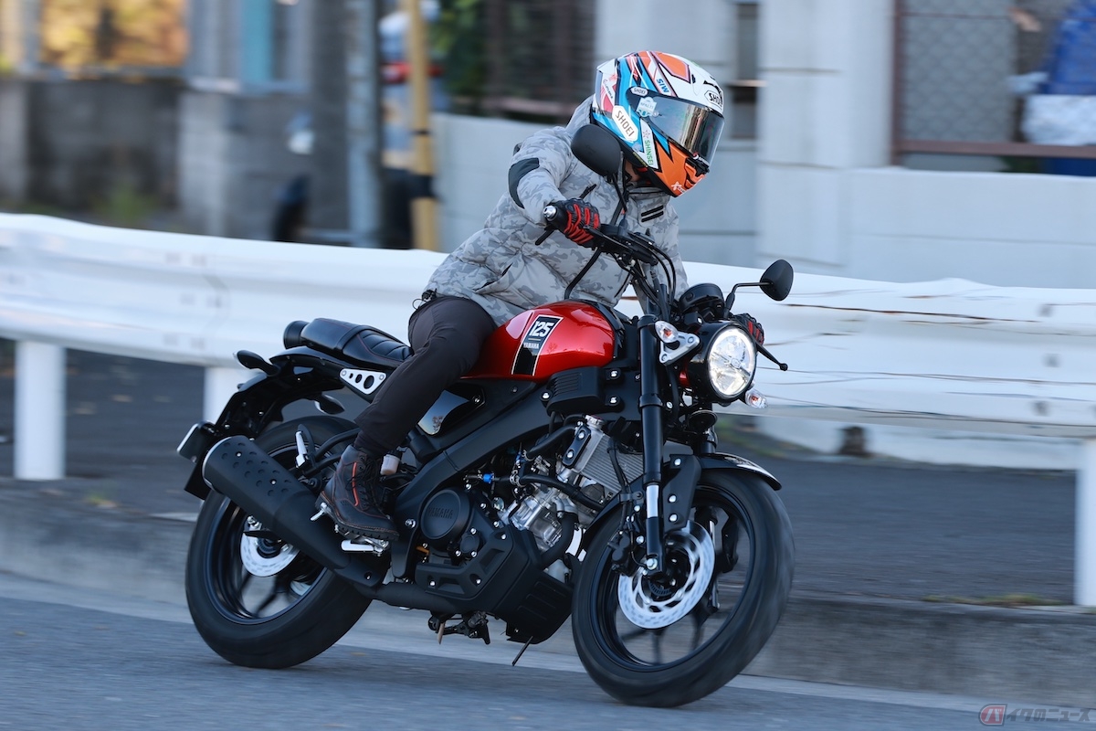 ヤマハ「XSR125 」での公道走行を楽しむ石塚健選手