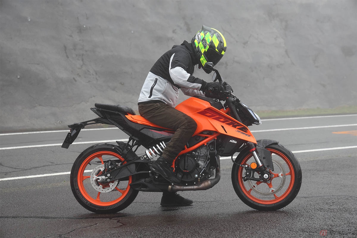 バイクの停車時につく足として推奨されているのは左足