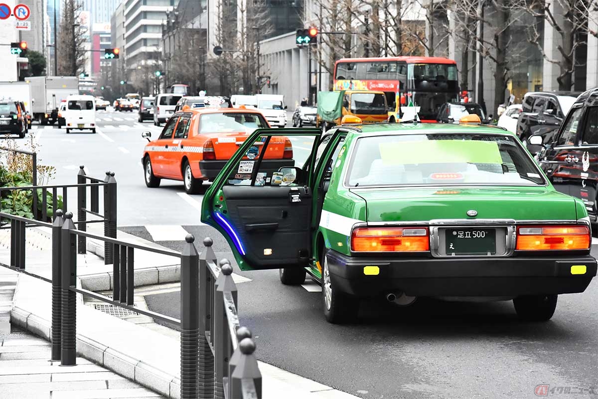 第二種免許の正式名称は「普通自動車第二種運転免許」で、「乗客(旅客)を運ぶ目的で、旅客自動車を運転する時に必要となる免許」のこと